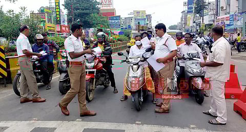 வாகன ஓட்டிகளுக்கு விழிப்புணர்வு துண்டு பிரசுரம்