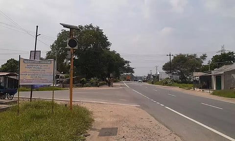 காங்கயம் அருகே காடையூர் பஸ் நிறுத்தம் பகுதியில் உள்ள பழுதடைந்த ஒளிரும் விளக்கை சரி செய்ய வேண்டும் என வாகன ஓட்டிகள் கோரிக்கை விடுத்துள்ளனர்.