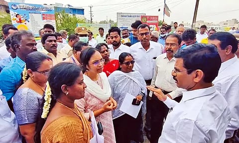 மாங்காட்டில் மழைநீர் கால்வாய் பணிகள் ஆய்வு 'இனியும் தண்ணீர் தேங்கினால் அனைவரும் பணியிடை நீக்கம்'