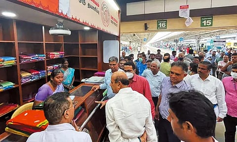 ரெயில்வே வாரியத்தின் தலைவர் 2-வது நாளாக ஆய்வு - ரெயில் பயணிகளிடம் உரையாடினார்