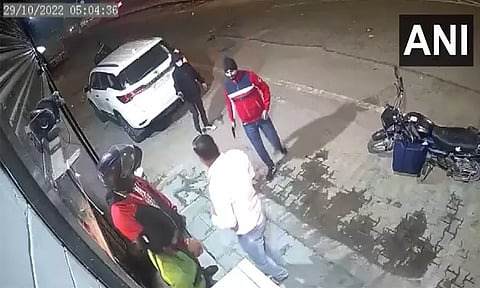 டெல்லியில் துப்பாக்கி முனையில் கார் கடத்தல்: சில்லிடும் பரபரப்பு வீடியோ