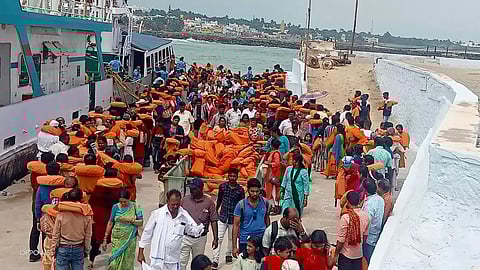 சுற்றுலா பயணிகள் கூட்டம் அலைமோதியது