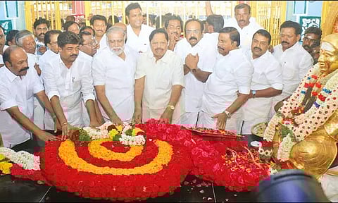 தேவர் நினைவிடத்தில் அமைச்சர்கள், அரசியல் கட்சி தலைவர்கள் மரியாதை