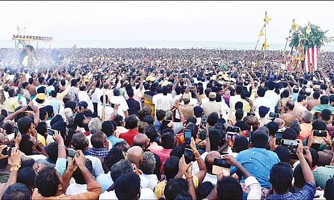 கந்தசஷ்டி திருவிழா கோலாகலம்: திருச்செந்தூர் சுப்பிரமணிய சுவாமி கோவிலில் சூரசம்ஹாரம்