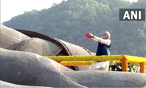 தேசிய ஒற்றுமை தினம்: சர்தார் வல்லபாய் படேல் சிலைக்கு பிரதமர் மோடி மரியாதை