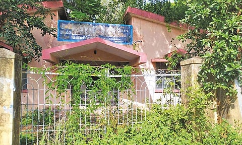 பள்ளிப்பட்டில் முட்புதர்கள் சூழ்ந்து பழுதடைந்து காணப்படும் எம்.எல்.ஏ. அலுவலக கட்டிடம்; சீரமைக்க பொதுமக்கள் கோரிக்கை