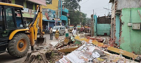 சாலையோர ஆக்கிரமிப்புகள் அகற்றம்