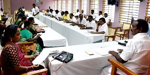 பள்ளி கட்டிடங்களில் பழுதுகளை நீக்க வேண்டும்