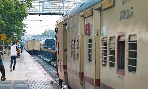 ஒரே நடைமேடையில் நிறுத்தப்படும் 2 ரெயில்களால் பயணிகளிடையே குழப்பம்