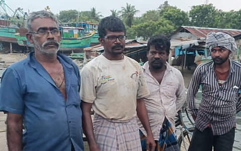 கடலில் படகு மூழ்கி தத்தளித்த 4 மீனவர்கள் மீட்பு