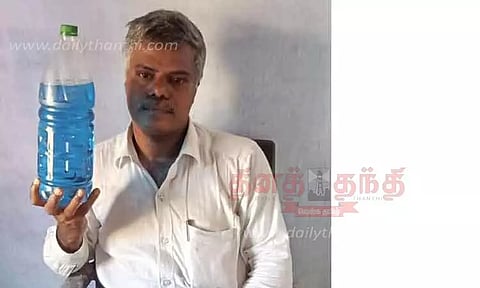 சாலையை சீரமைக்க வலியுறுத்தி மண்எண்ணெய் பாட்டிலுடன் தீக்குளிக்க வந்த வக்கீல் கைது