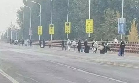 சீனாவில் கொரோனா ஊரடங்குக்கு பயந்து தொழிற்சாலையில் இருந்து தப்பி ஓடும் ஊழியர்கள்...!