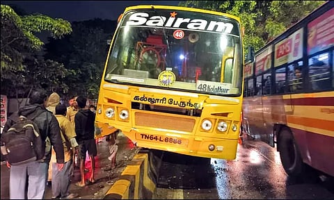 டிரைவரின் கட்டுப்பாட்டை இழந்து சாலை தடுப்பு சுவரில் ஏறிய கல்லூரி பஸ்