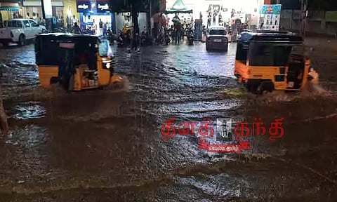 மார்க்கெட்டில் தண்ணீர் புகுந்தது