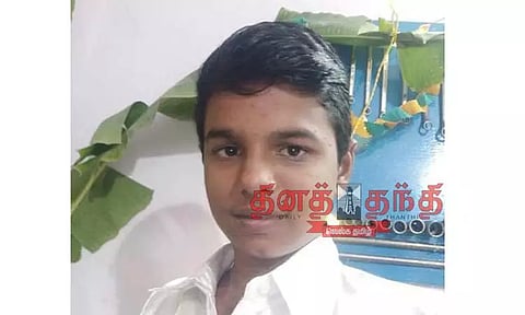 மோட்டார் சைக்கிள்-ஸ்கூட்டர் மோதல்; 10-ம் வகுப்பு மாணவர் பலி