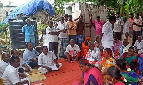 முத்துநாயக்கன்பட்டியில் கிராம சபை கூட்டம்: தி.மு.க. ஒன்றிய கவுன்சிலர், வார்டு உறுப்பினர்கள் புறக்கணிப்பு