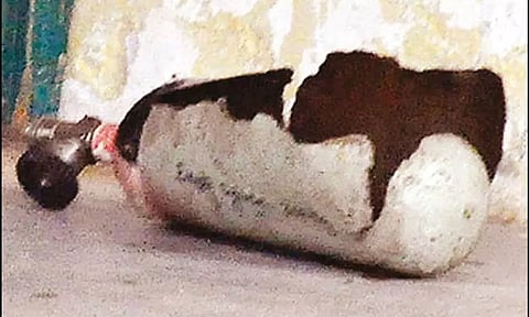 தீயணைப்பு நிலையத்தில் ஆக்சிஜன் சிலிண்டர் வெடித்து அதிகாரி உள்பட 2 பேர் படுகாயம்