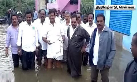 முழங்கால் அளவு தண்ணீரில் இறங்கி மழை பாதிப்புகள் குறித்து மக்களிடம் கேட்டறிந்த அமைச்சர் நாசர்