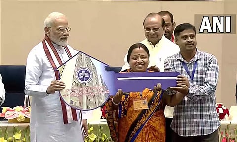 ஆயிரக்கணக்கான குடிசைவாசிகளின் வாழ்வில் ஒரு புது தொடக்கம் ஏற்பட்டு உள்ளது: பிரதமர் மோடி பேச்சு