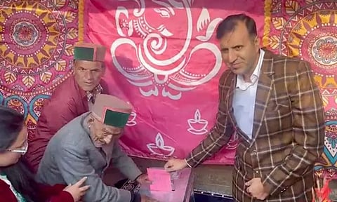 இமாசல பிரதேச சட்டசபை தேர்தல்; தபால் வாக்கு செலுத்திய 106 வயது முதியவர்