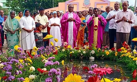 கடலூர் மாவட்டத்தில் கல்லறை திருநாள் அனுசரிப்பு திரளான கிறிஸ்தவர்கள் பங்கேற்பு