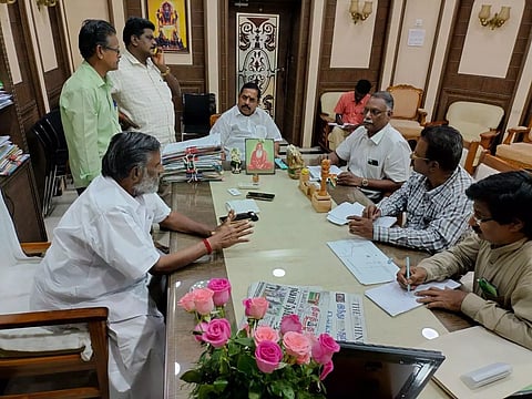 மழைக்கால பணிகள் குறித்து அதிகாரிகளுடன் அமைச்சர் தேனீ.ஜெயக்குமார் ஆலோசனை