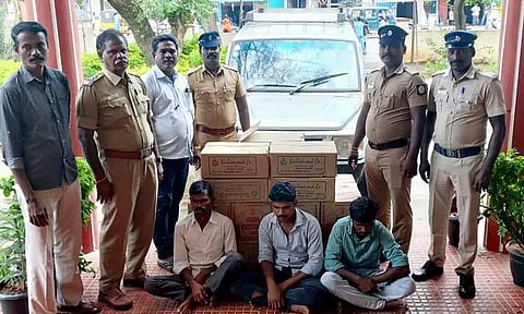 தியாகதுருகத்தில் காரில் மதுபாட்டில்கள் கடத்திய 3 பேர் கைது