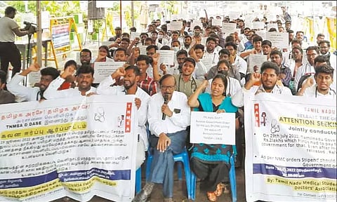 வெளிநாட்டில் படித்த மருத்துவ மாணவர்கள் ஆர்ப்பாட்டம்