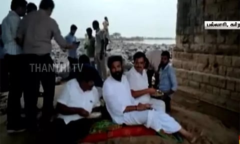 "கால்வாய் பணிகள் முடியும் வரை நகரமாட்டேன்" - விடிய விடிய அமைச்சர் போராட்டம் - கர்நாடகாவில் பரபரப்பு