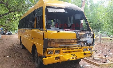 நெல்லையில் போலீஸ் நிலையத்தில் நின்ற தனியார் பள்ளி வாகனத்திற்கு தீவைப்பு...!