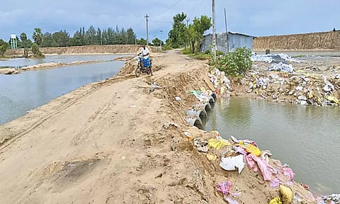ஆரணி ஆற்றின் குறுக்கே ஆண்டார்மடம் சாலை மழையால் சேதம்