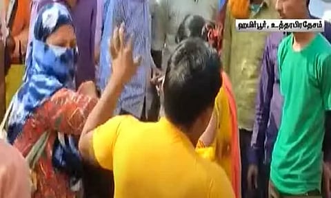 உத்தரபிரதேசத்தில் பொதுவெளியில் கணவனை காலணியால் சரமாரியாக தாக்கிய மனைவி - போலீஸ் வழக்குப்பதிவு