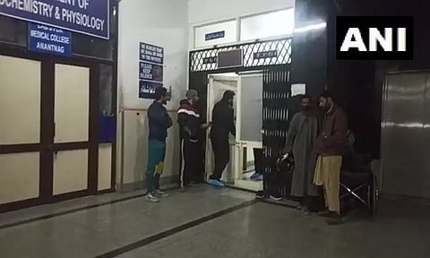 காஷ்மீர்: பள்ளியில் வெளிமாநில தொழிலாளிகளை குறிவைத்து துப்பாக்கி சூடு; பயங்கரவாதிகள் அட்டூழியம்