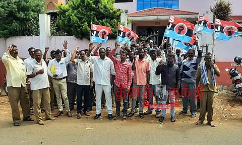 தூய்மை பணியாளர்கள், ஊழியர்கள் ஆர்ப்பாட்டம்