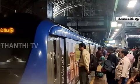 சிக்னல் கோளாறு காரணமாக சென்னையில் மெட்ரோ ரெயில் சேவை தற்காலிக நிறுத்தம்
