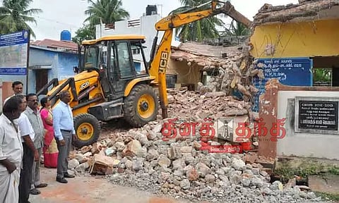 பழுதடைந்த 77 பள்ளி கட்டிடங்களை இடிக்க கலெக்டர் உத்தரவு