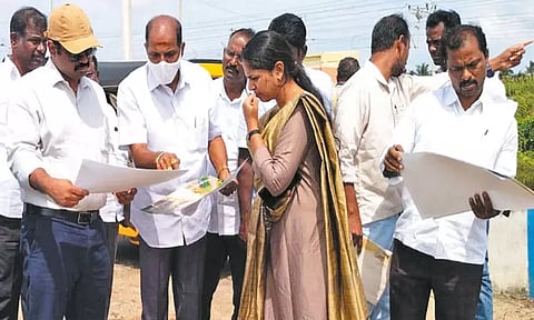 அத்திப்பட்டு ஊராட்சியில் வெள்ள பாதிப்பு பகுதிகளில் கலெக்டர் நேரில் ஆய்வு