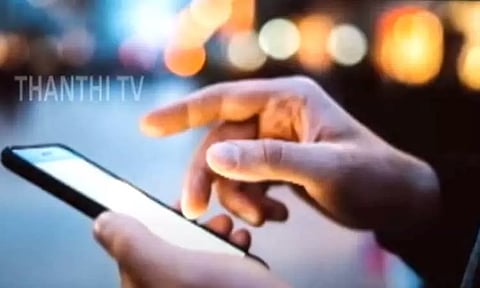 கழிவறை இருக்கையை விட செல்போன்களில் அதிக பாக்டீரியாக்கள் - வெளியான அதிர்ச்சி ரிப்போர்ட்..!