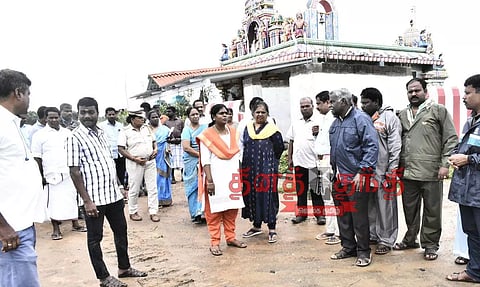 பூம்புகார் சுனாமி குடியிருப்பை சூழ்ந்த மழைநீரை அகற்றும் பணி