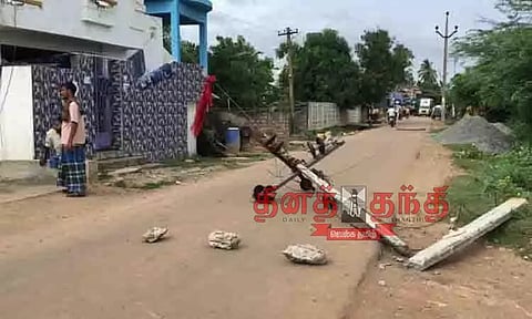 லாரி மோதி மின்கம்பம் சேதம்