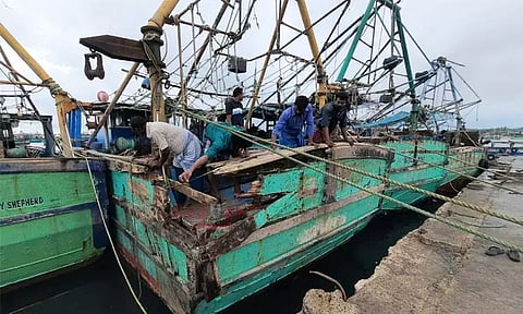 ராமேசுவரத்தில் வீசிய பலத்த சூறாவளி காற்றால் படகுகள் ஒன்றோடு ஒன்று மோதி சேதம்...!