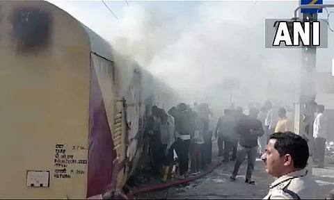 மேற்கு வங்கம் - மும்பை எக்ஸ்பிரஸ் ரெயிலில் தீ விபத்து: பயணிகள் உயிர் தப்பினர்