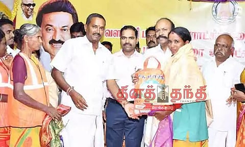 தூய்மை பணியாளர்களுக்கு பரிசு தொகுப்பு