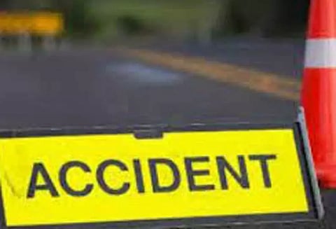 லாரிகள் மோதல்; டிரைவர்கள் படுகாயம்