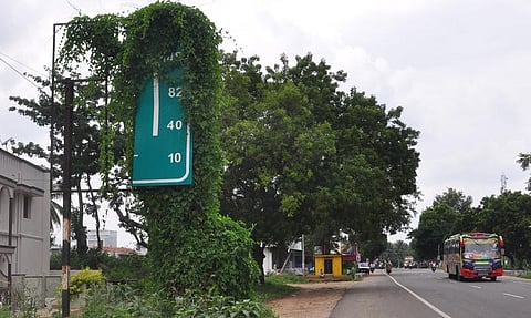 சேதமடைந்த வழிகாட்டி பலகையை சீரமைக்க கோரிக்கை