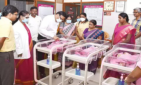 ஒரே பிரசவத்தில் பிறந்த 3 பெண் குழந்தைகளை ஆஸ்பத்திரிலேயே விட்டுச்சென்ற தம்பதி; காப்பகத்தில் ஒப்படைப்பு