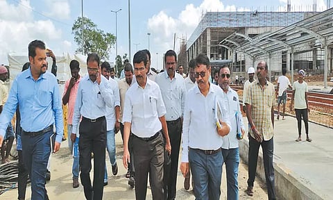 கிளாம்பாக்கம் பஸ் நிலையத்தில் இறையன்பு ஆய்வு; மழைநீர் தேங்காமல் நடவடிக்கை எடுக்க அதிகாரிகளுக்கு உத்தரவு