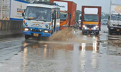 சுங்குவார் சத்திரத்தில் சாலையில் தேங்கி நிற்கும் மழைநீரால் வாகன ஓட்டிகள் அவதி