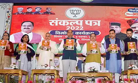 இமாசல பிரதேசத்தில் மீண்டும் ஆட்சிக்கு வந்தால் 8 லட்சம் பேருக்கு வேலை, பொது சிவில் சட்டம் அமல்: பாஜக வாக்குறுதி!