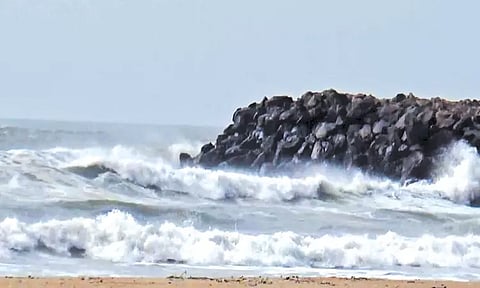 மாமல்லபுரத்தில் பலத்த கடல் சீற்றம்